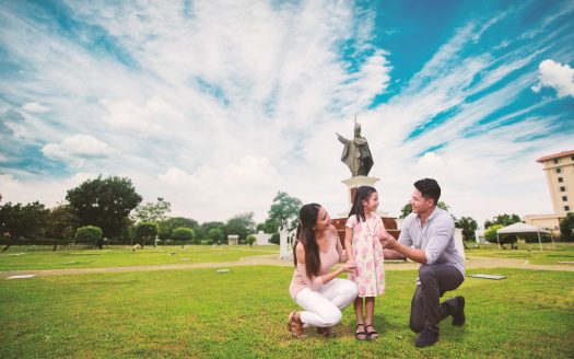 Family Picture in Memorial Park in Manila